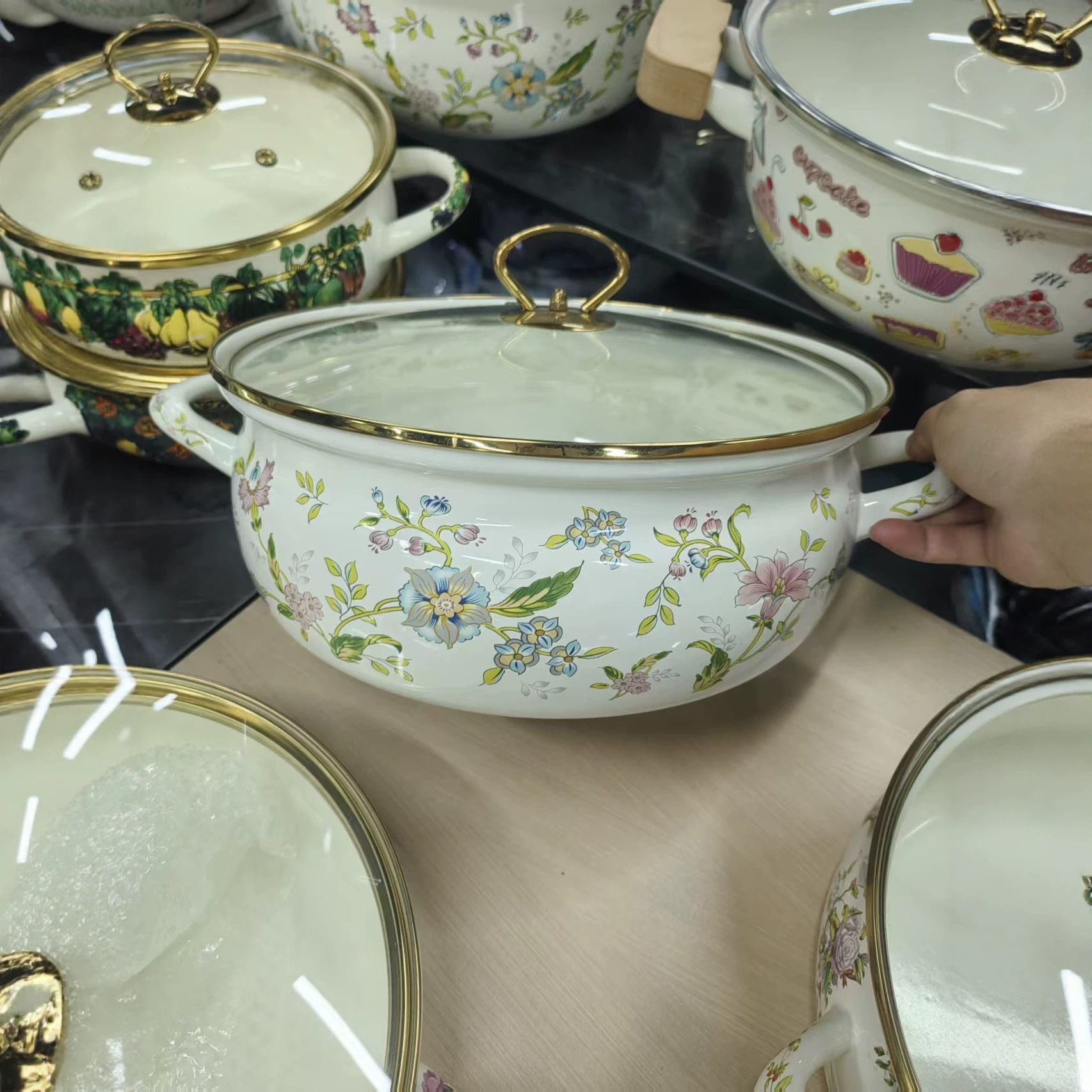 Extra-thick enamel pot, suitable for all seasons, with two handles, ideal for hot pot, milk, stewing, and seafood; compatible with gas and induction cooktops