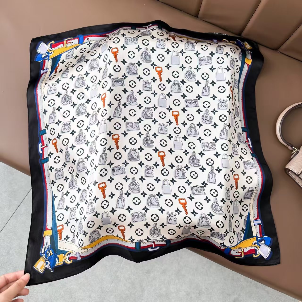 軽い豪華な北欧風の紫色の朝顔の花のプリントの绢糸のスカーフの女性の高級な気質の100% シルクの小さい方のタオル