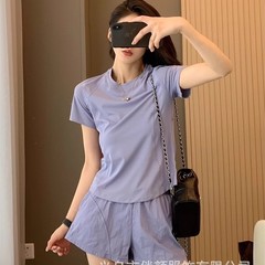 背中メッシュデザインで通気性と吸汗性に優れたラウンドネック半袖+ショートパンツ ヨガセット レディース アウトドアスポーツウェア 2点セット
