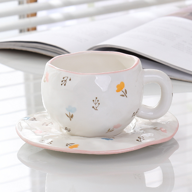 Estilo coreano inswind mano flor cerámica taza de café y plato conjunto taza de té de la tarde pequeñas flores pintadas a mano taza un plato