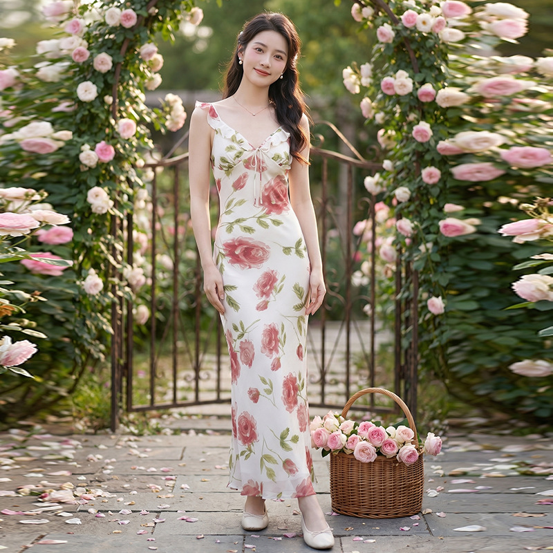 In stock 846 new extended length soft and sexy floral V-neck low-cut bias-cut silk dress In stock 846 new extended length soft and sexy floral V-neck low-cut bias-cut silk dress