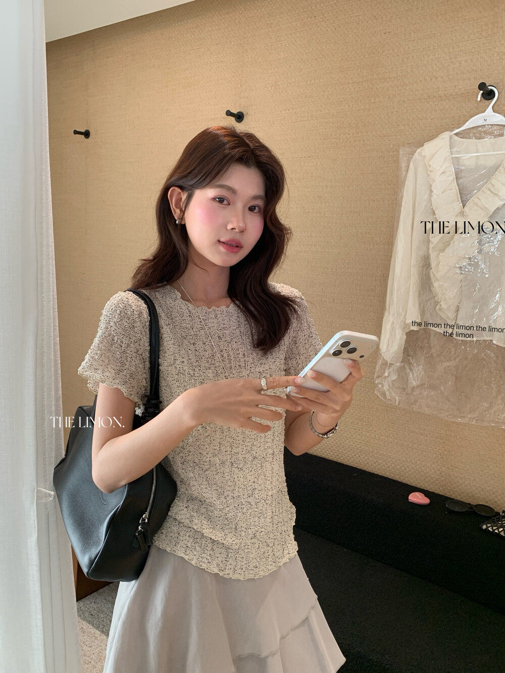 Áo thun nữ cổ tròn tay ngắn họa tiết hoa vụn nhí phối bèo nhún — Chấm nhỏ, Điểm sóng, Hoa vỡ chi tiết 30