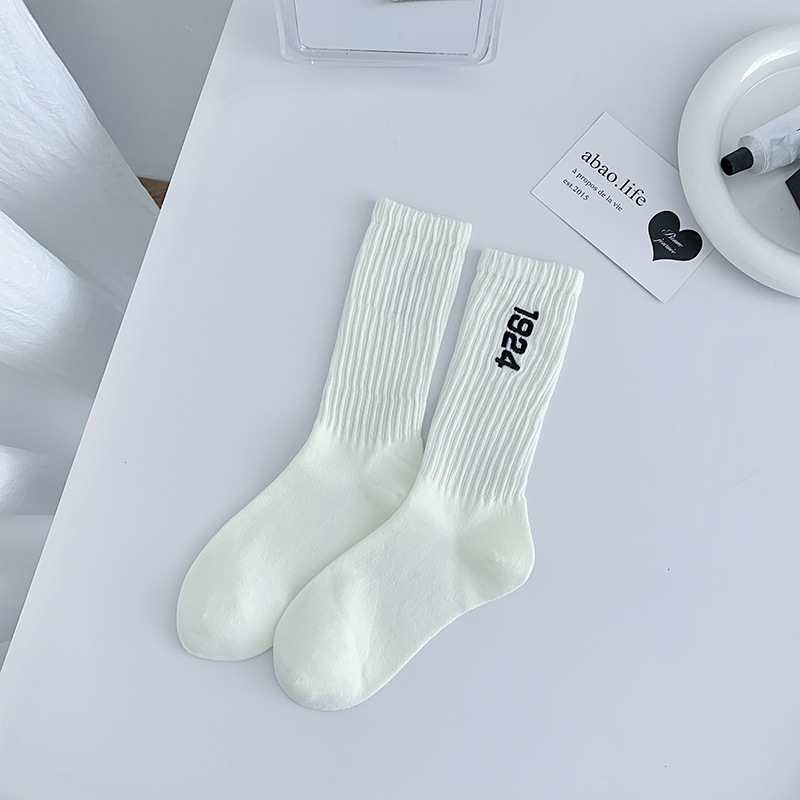 Medias calcetines mujeres primavera y otoño calcetines deportivas blancas y negras bordadas 1924 calcetines de moda calcetines letras de pila calcetines Zhuhai