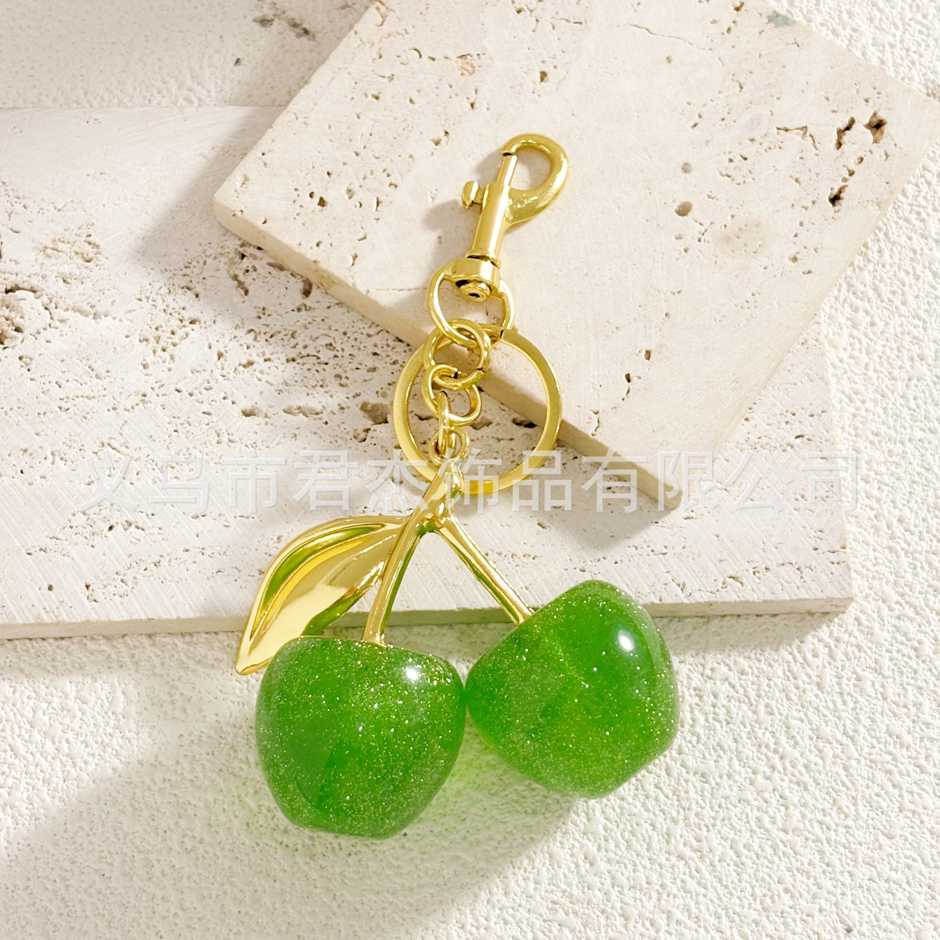 さくらんぼのキーホルダーアクセサリーのバッグのストラップがおしゃれで美しい水晶樹脂車センチ車のキーホルダーの女性