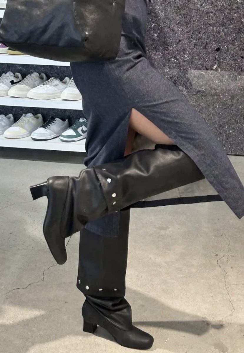 Overknee-Stiefel zum Hineinschlüpfen, brandneues Nietendesign mit verdickter Ferse, schmal geschnittene High-Top-Stiefel mit lockerer Passform, neuer Stil für Herbst/Winter 2025_voghion.com