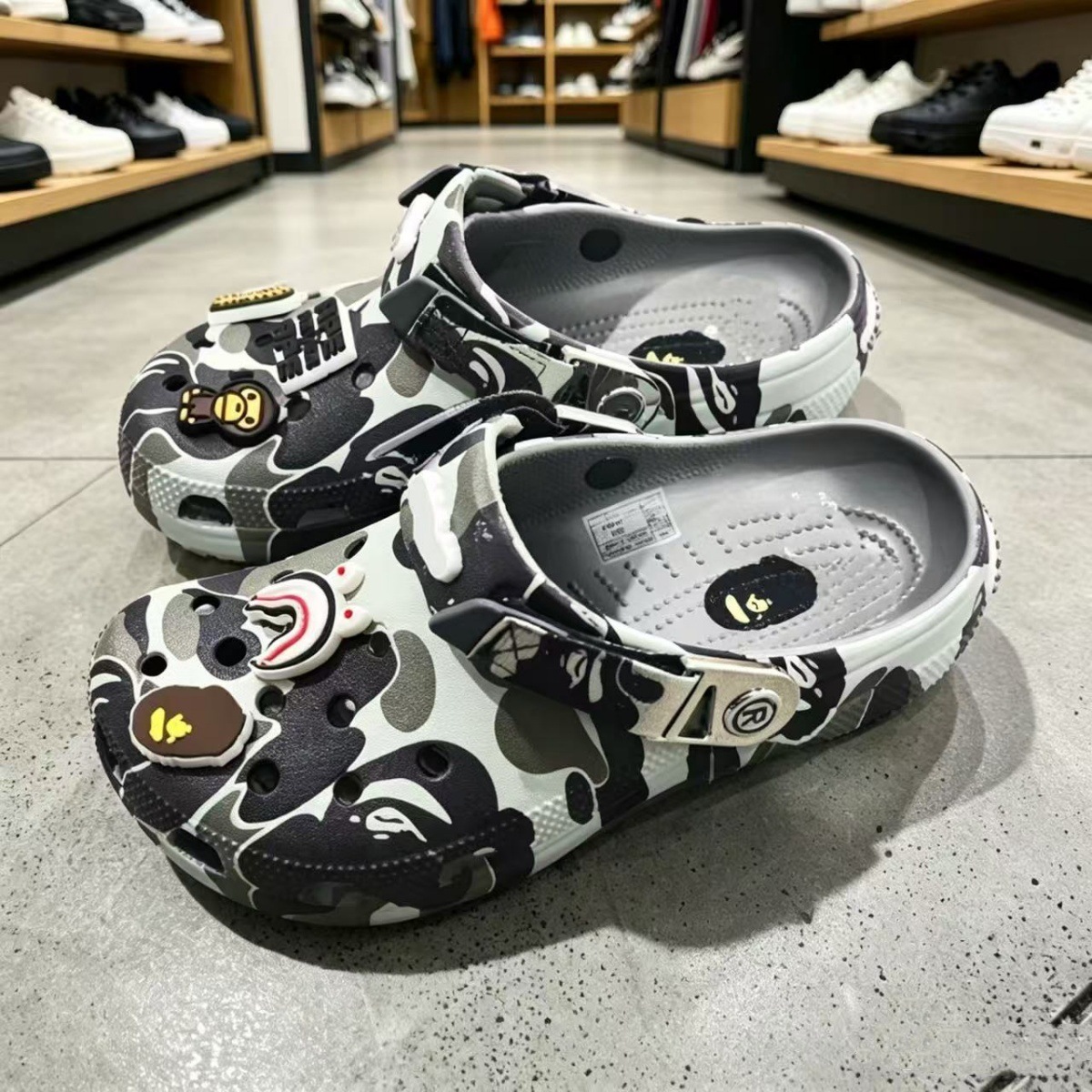 2026 nuevos zapatos de agujero de botón de hierro Beep sandalinas antideslizantes al aire libre zapatos de playa al por mayor fábrica