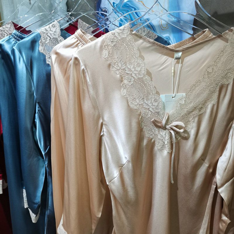 Release romantic charm French V-neck sexy silk pajamas lace homewear suit homewear holiday gift