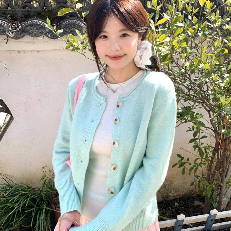 2026 new knit sweater in autumn green, elegant and gentle, super stylish for early autumn, Korean chic outfit for beautiful women
