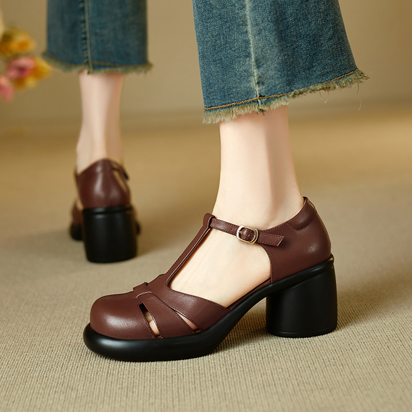Sandal cao gót nữ mũi kín gót 7.5 cm phong cách vintage quai chữ T — màu nâu