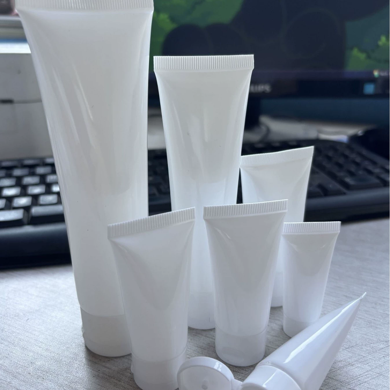 Индивидуальные косметические тубы из фарфора белого цвета с откидной крышкой, объемом 5–100 мл, для масла, очищающего средства для лица, крема для рук, пластиковые пустые тубы, упаковочный материал.