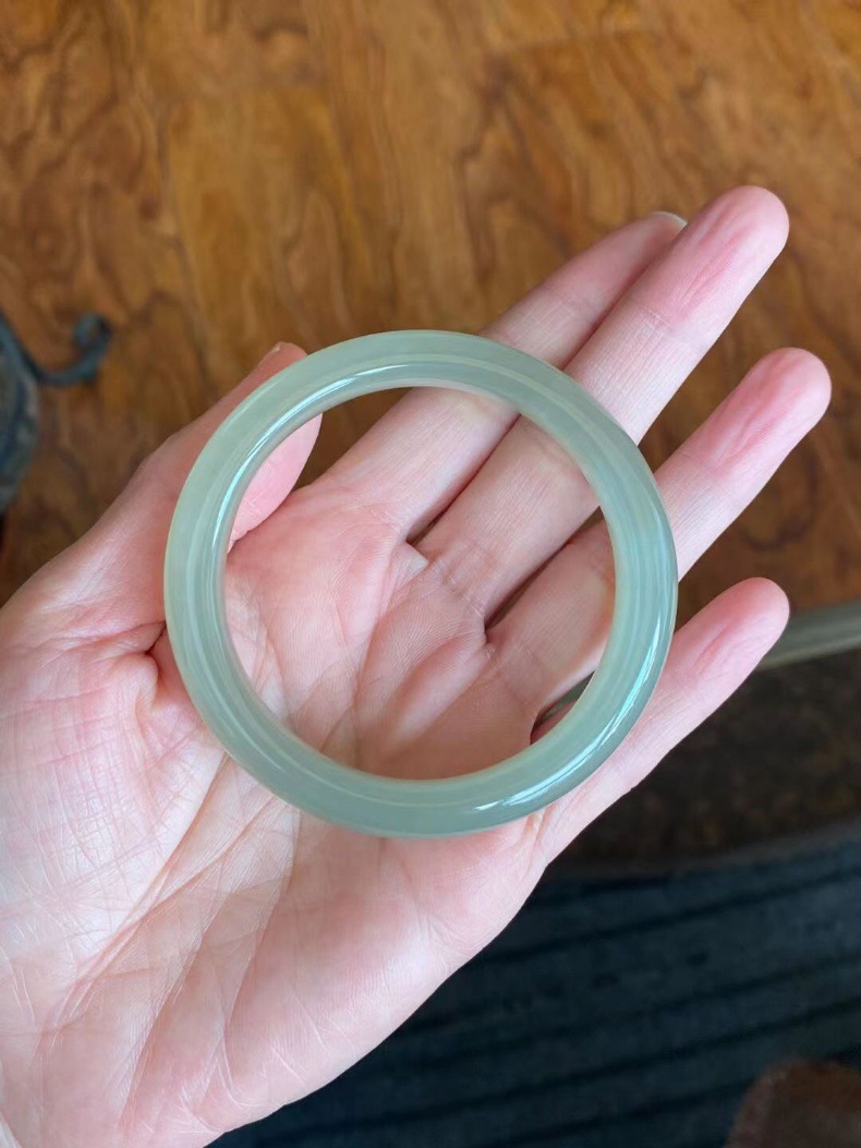 Vòng tay ngọc bích Hetian tự nhiên màu hồ nước xanh, dáng tròn mảnh, đường kính 52–64 mm chi tiết 2