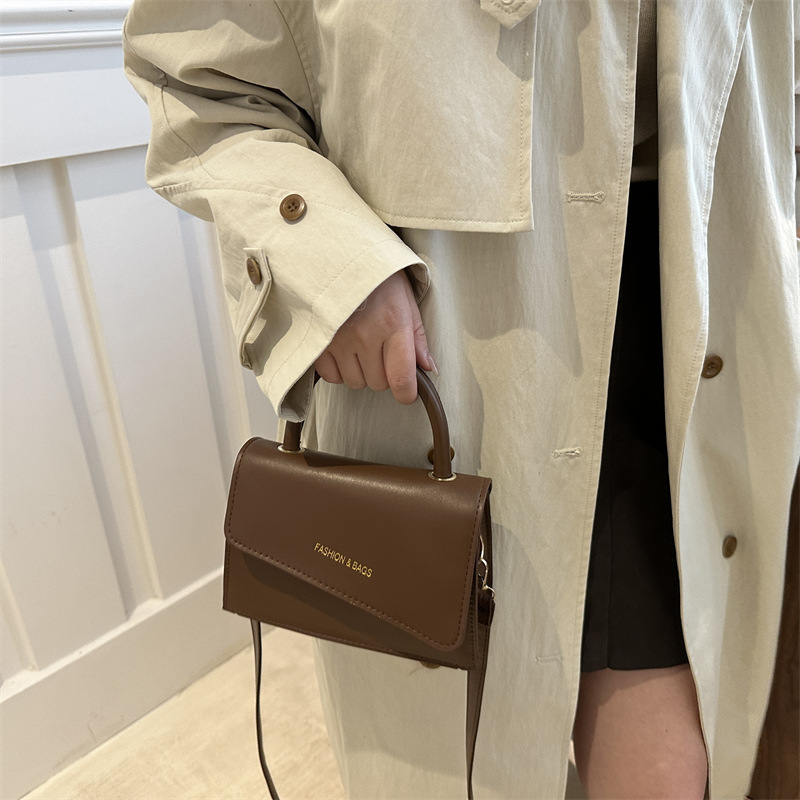 Este año, el diseño popular de nicho retro versátil ins2024 invierno nuevo mochila de hombro, temperamento bolso pequeño