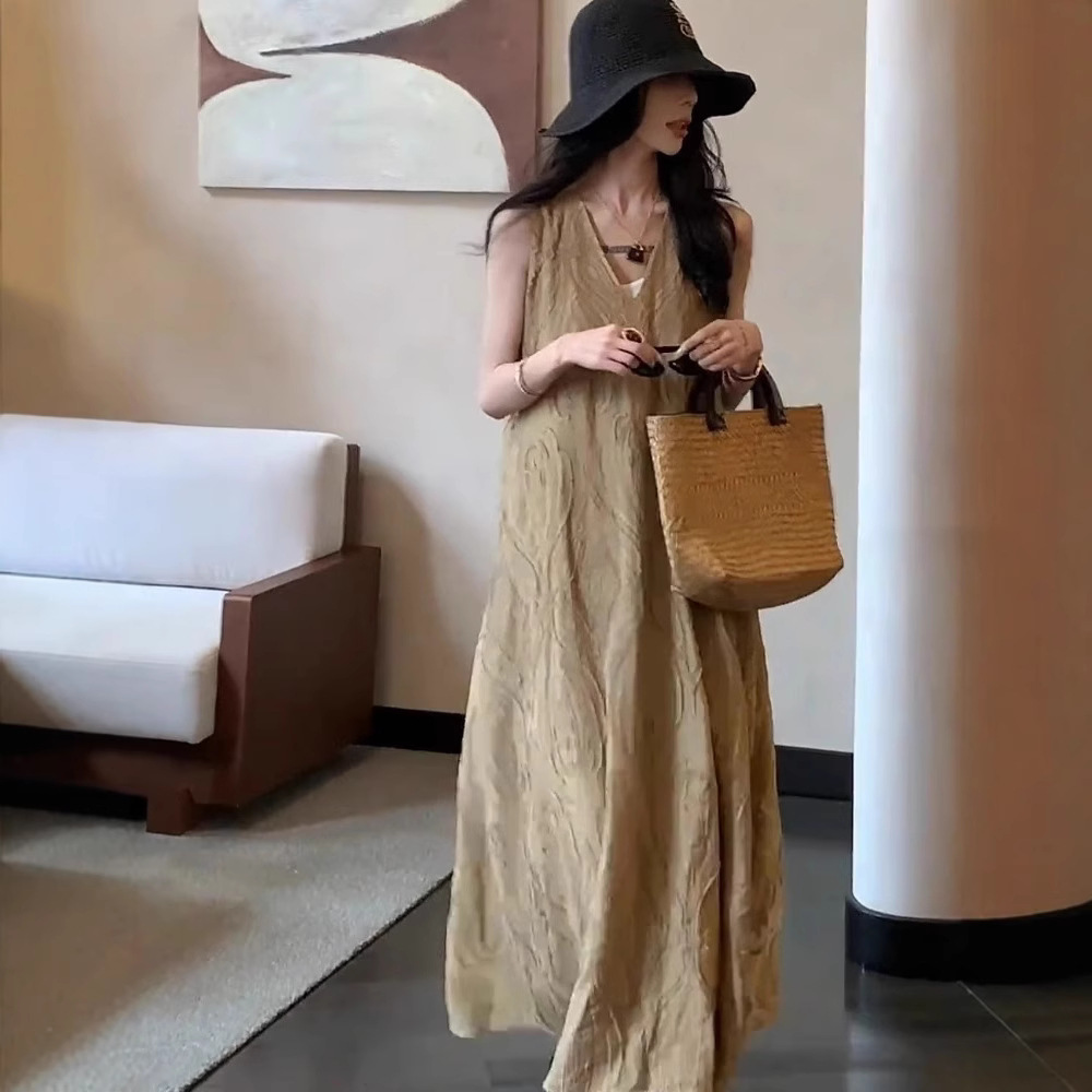 카키색 드레스.