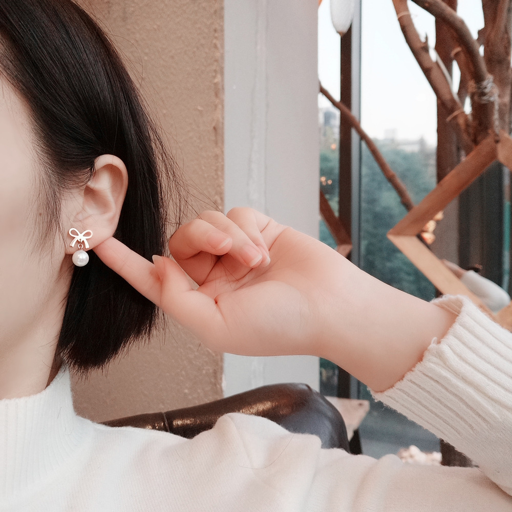 Japonés y coreano elegante moda arco hueco perla Stud pendientes de moda femenina de acero de titanio no se desvanece la joyería del oído transmisión en vivo