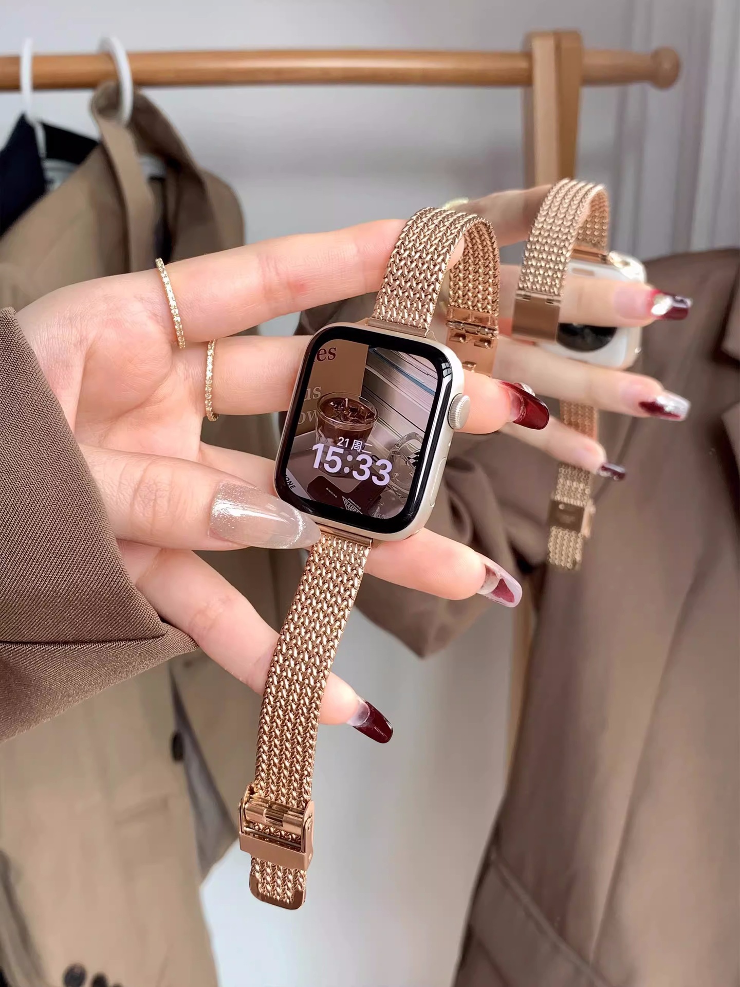 Aplicable para Apple Watch acero inoxidable metal de trigo herringbone hebilla de succión cintura pequeña correa de mujer