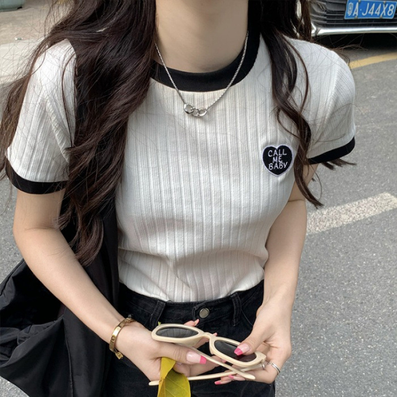 흰색 반팔 셔츠 여성용 슬림핏 슬리밍 콘트라스트 컬러 2025 여름 새로운 디자인 센스 반소매 숄더 티셔츠 탑
