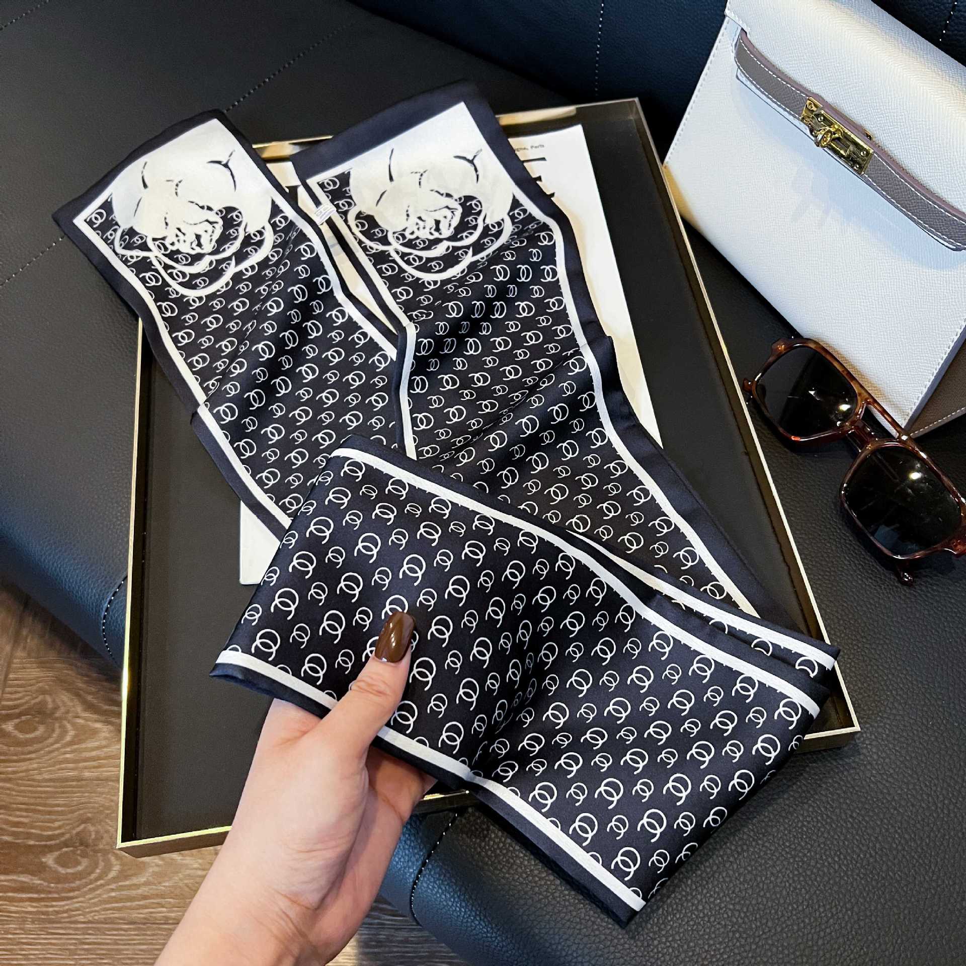 Nueva bufanda de seda pequeña banda larga estrecha para el cabello mujer estilo primavera y otoño moda madre bufanda estilo verano estilo fino serpentina bufanda al por mayor