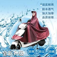 大人を厚くして二人乗りのシングル豪雨男女がレインコートの電気自動車のレインコートを大きくして電気自動車のバイクを羽織った