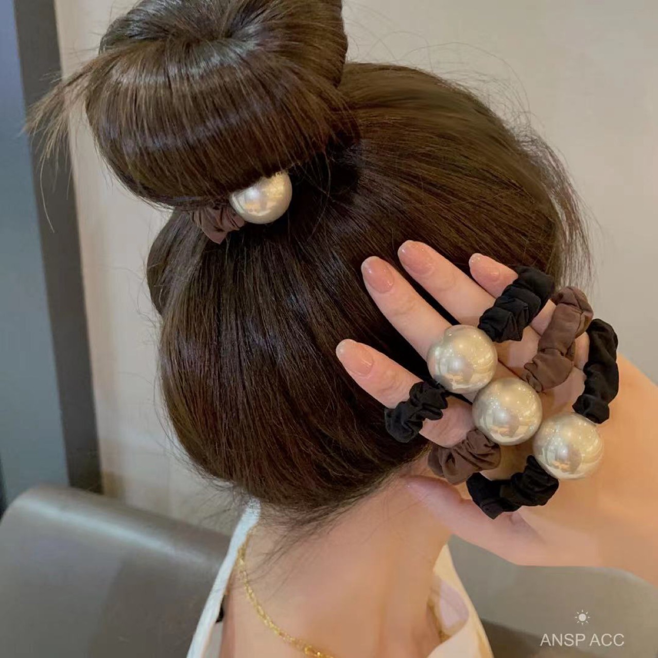 Elegante elastico per capelli in seta color champagne con perle_voghion.com