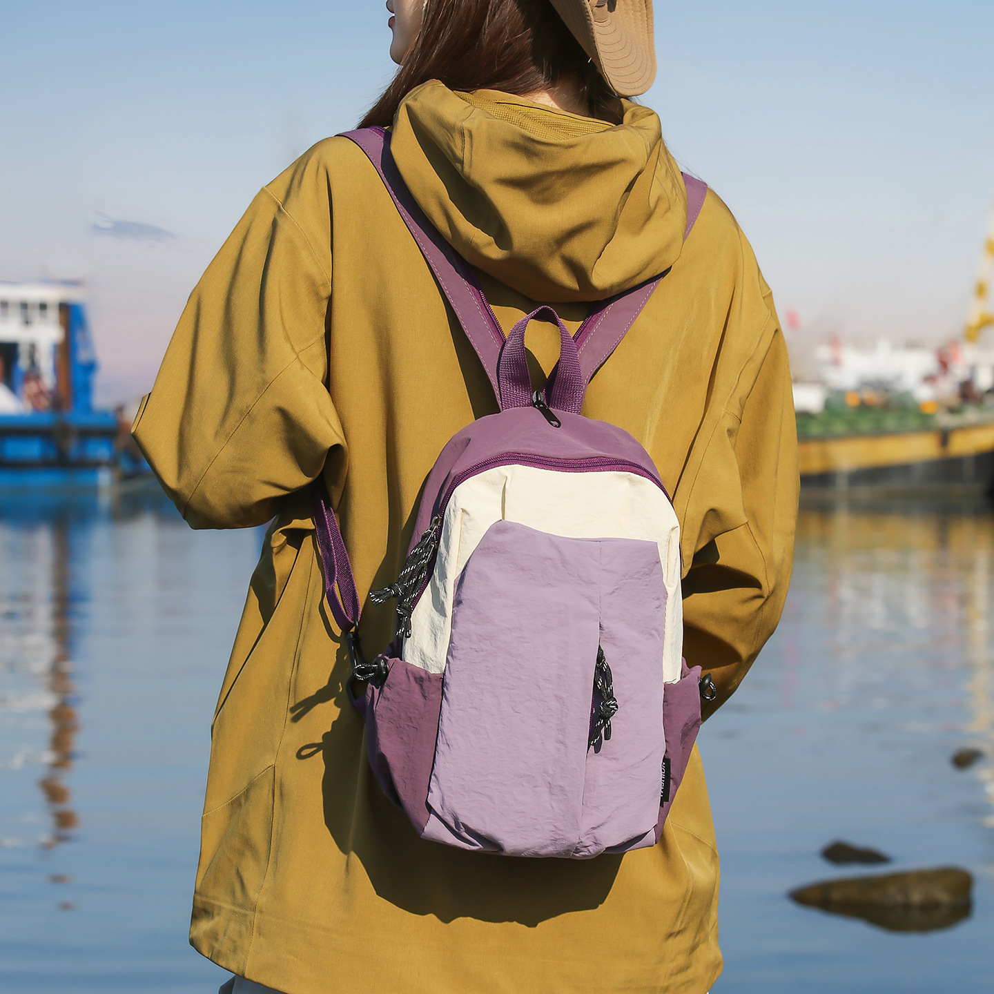 New Contrasting Color Lightweight Backpack for Men and Women, Outdoor Travel Large-Capacity Waterproof Chest Bag, Multi-Functional Casual Backpack for Women