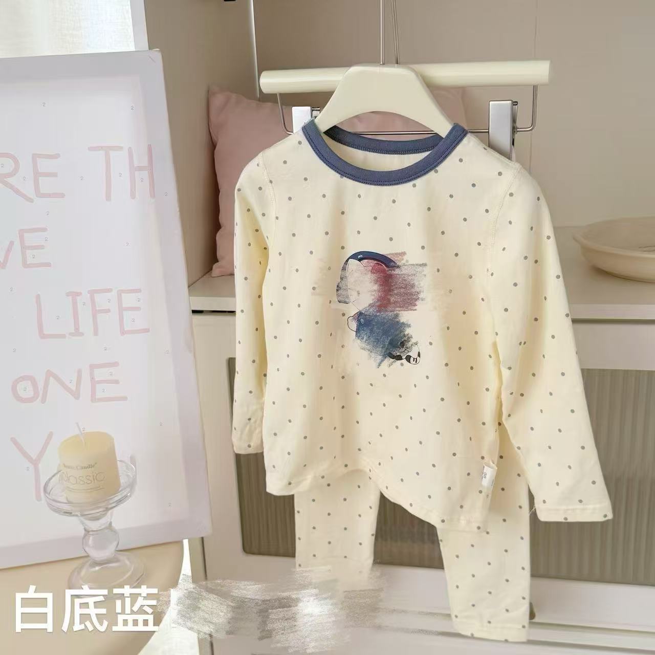 흰색 바탕에 파란색 KT 고양이