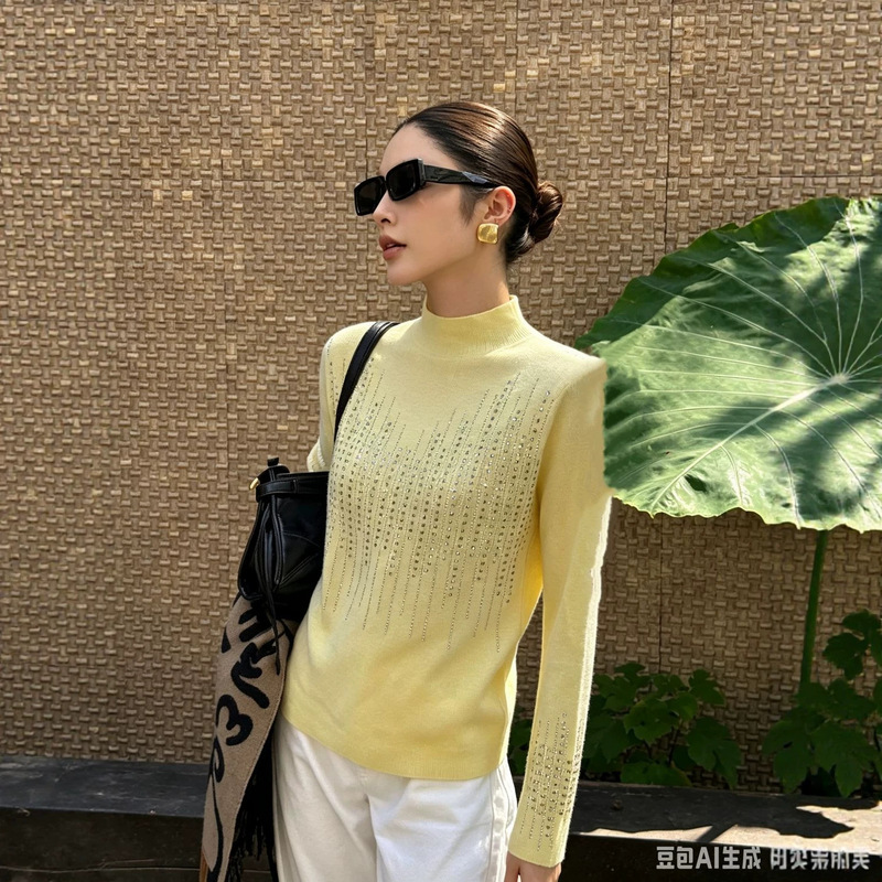 Korean-style elegant rhinestone knitted long-sleeve women's autumn top with a slim fit and stylish design Korean-style elegant rhinestone knitted long-sleeve women's autumn top with a slim fit and stylish design