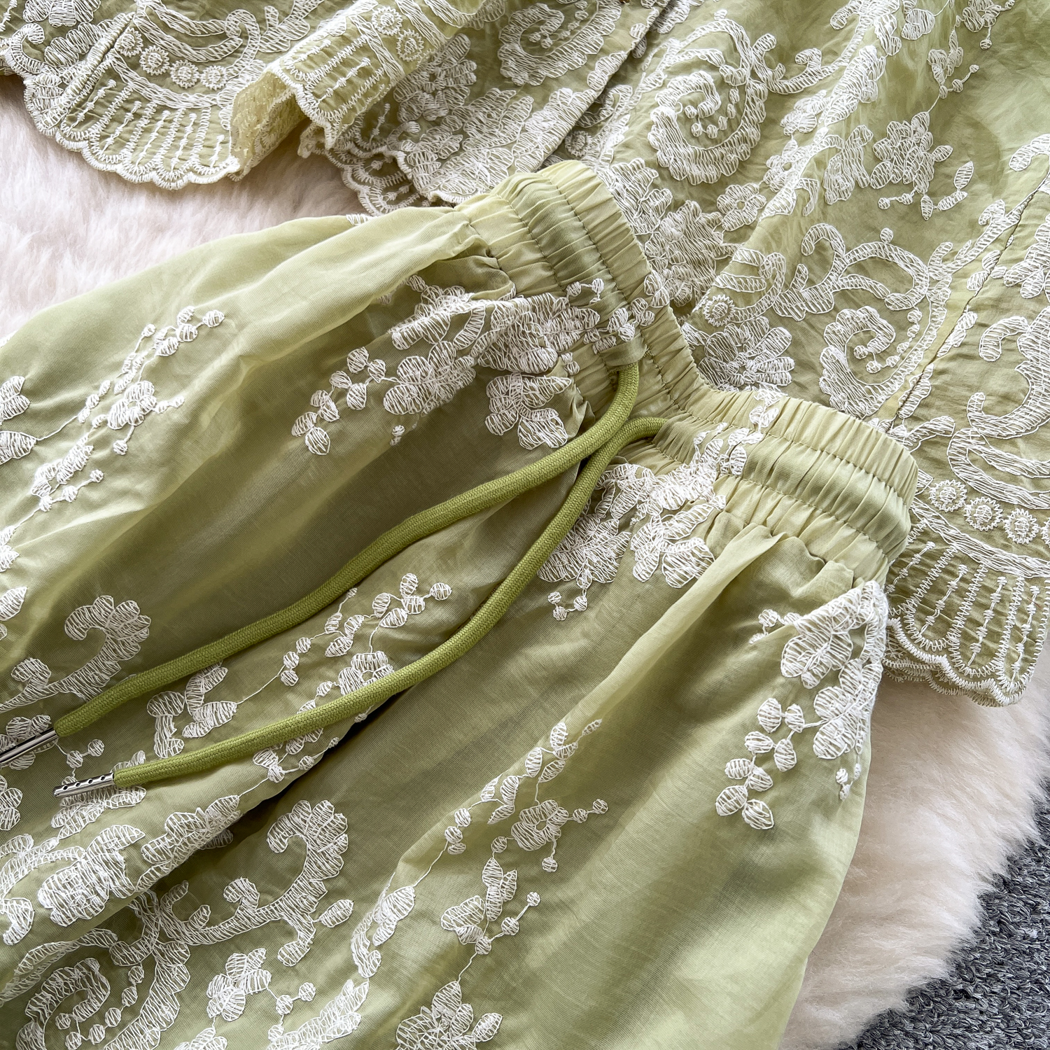 Completo autunno donna con camicia ricamata ed elegante gonna_voghion.com