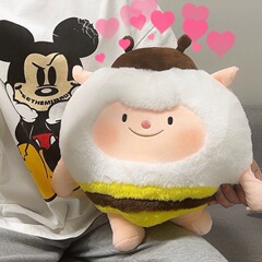 卵の子のパーティーの公仔のdongdong羊のミツバチの羊は枕の女子学生のぬいぐるみの贈り物のぬいぐるみの卸売りを抱いています。