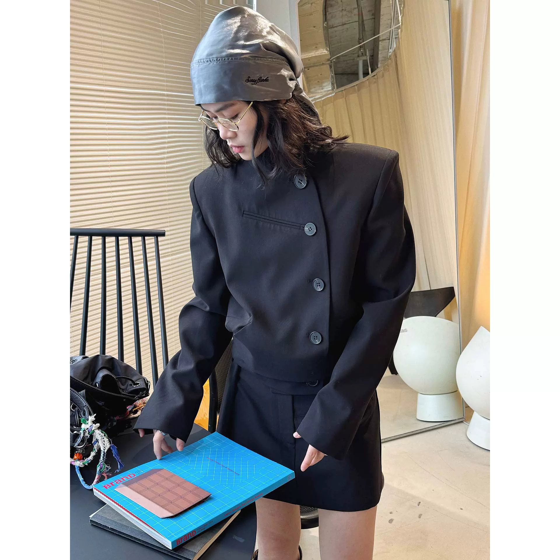 卢浮春夏新款巴黎小众设计立领斜门襟短款西装错落拼接下摆外套女