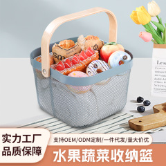 北欧のお土産の鉄芸の手提げかごの透かし彫りの木の柄の取っ手の収納かごの台所の水たまりかごの家庭用果物と野菜のかご