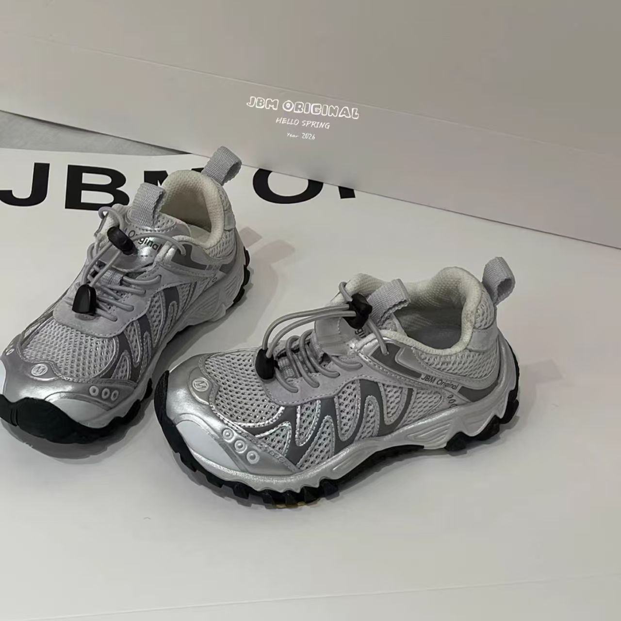 Zapatos infantiles de primavera y otoño 2026 nuevos zapatos de papá suaves para niñas zapatos deportivos casuales para niños zapatos de montaña al aire libre