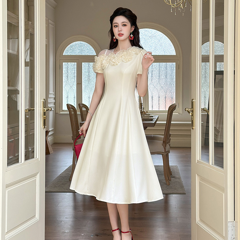Váy maxi nữ thiết kế kiểu Pháp, trễ vai cánh hoa, ôm eo, xòe nhẹ — mơ