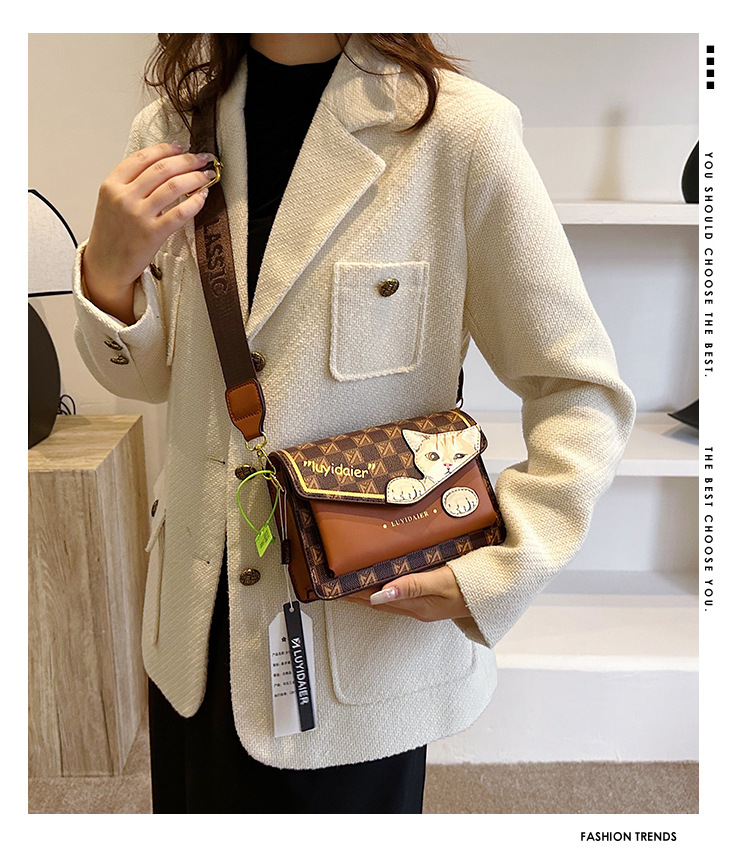 Borsa a tracolla quadrata piccola di tendenza autunno/inverno 2023 di Postman's 2023. Tracolla larga con gatto dei cartoni animati_voghion.com