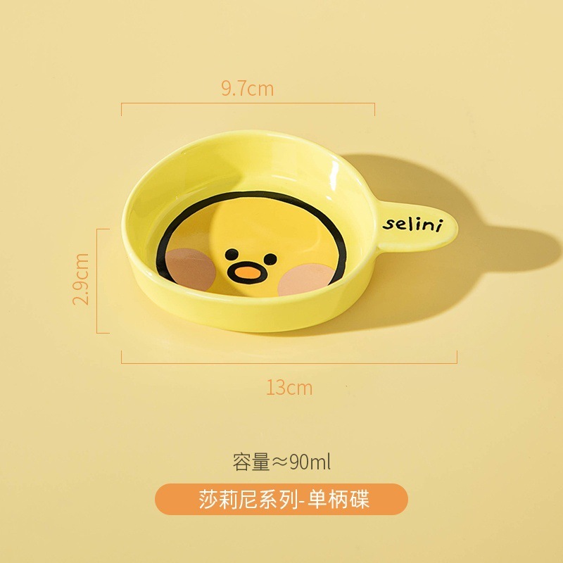 ブラウン熊はハンドル付きの陶磁器焙煎チーズグラタンを持っています。|undefined
