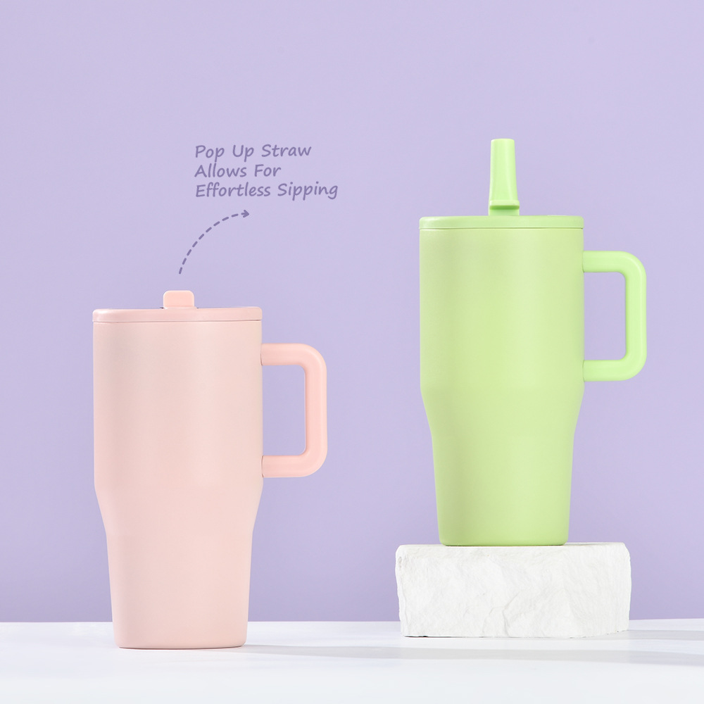 Nuevo vaso térmico de doble capa de 20 oz para 2026, a prueba de fugas, con tapa plegable y pajita, portátil, con boca para beber directamente, ideal para viajes transfronterizos.