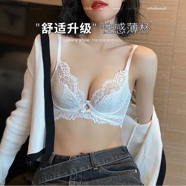 Los pechos pequeños de encaje francés muestran ropa interior de niña grande y pura