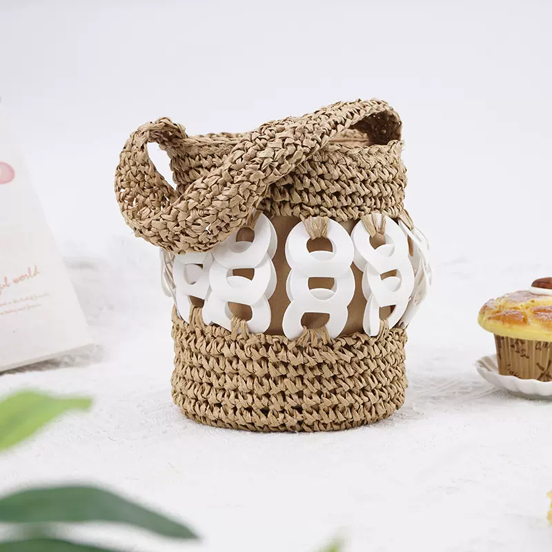 2025新款手提钩针编织铜钱扣包水桶包草编包个性潮品百搭草编包