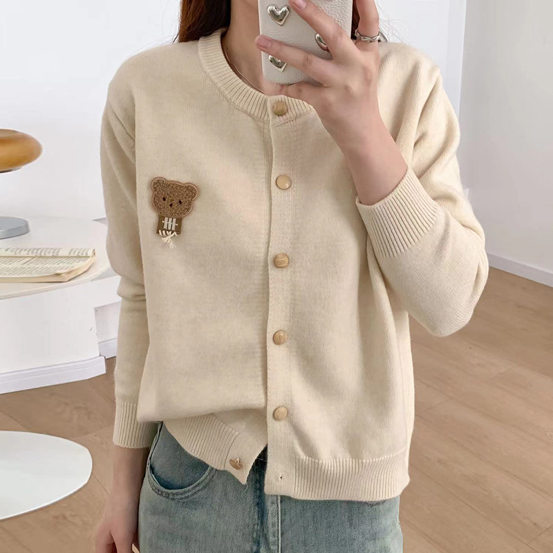 2025 primavera y otoño nuevo oso bordado de cuello redondo jersey cardián femenino suelto estilo coreano suéter universal chaqueta superior image 5