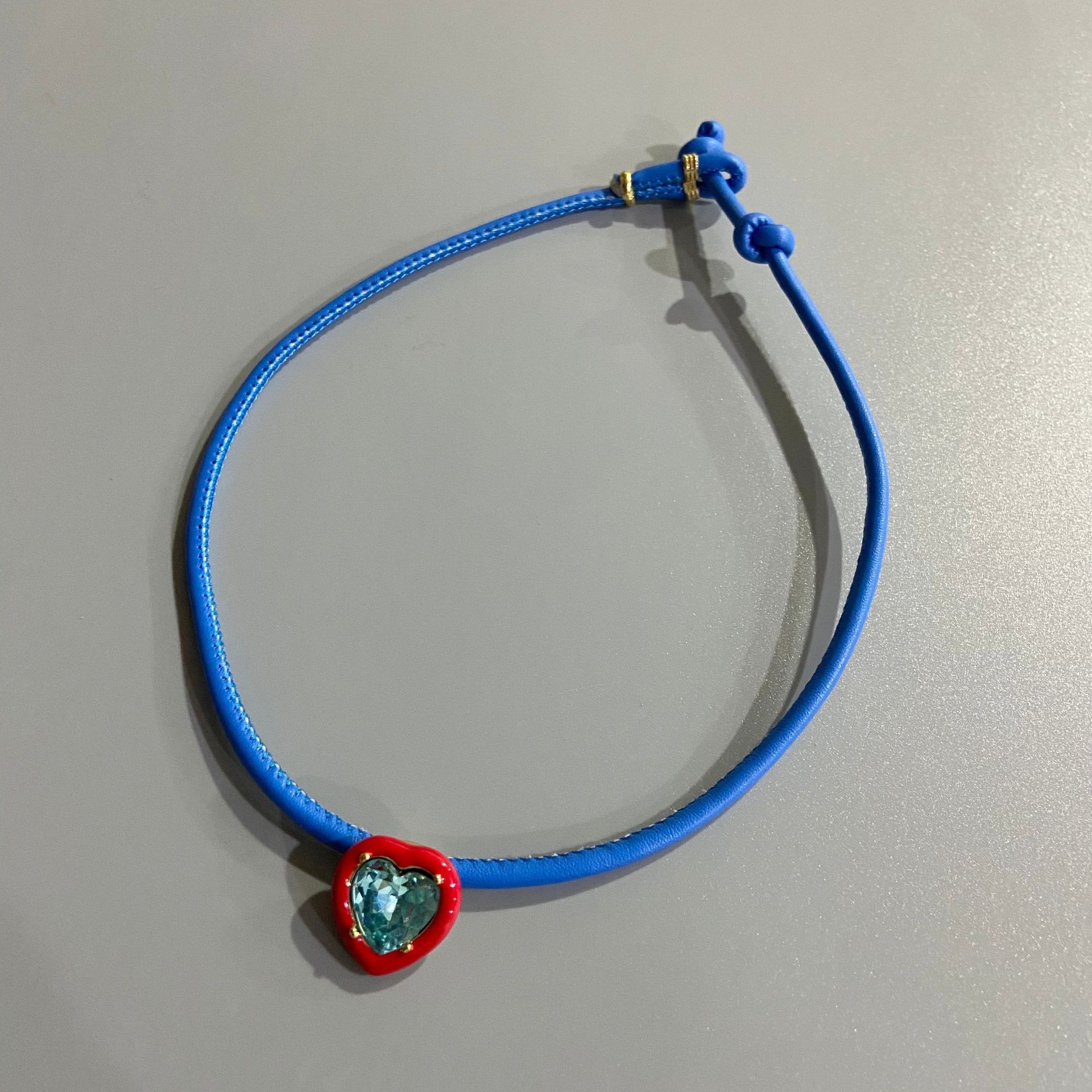 Title 7, Collana da donna in pelle con design geometrico...