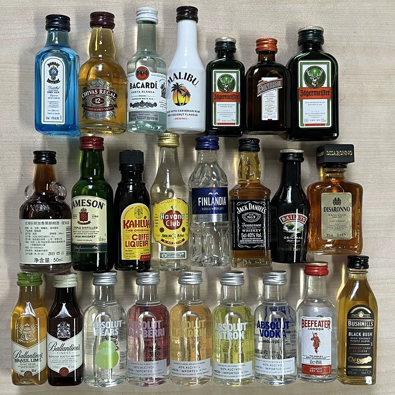 Водка Absolut, Cointreau, Bombay Gin, Chivas Regal, Jameson, Malibu, Ballantine's и другие. Версии по 50 мл.
