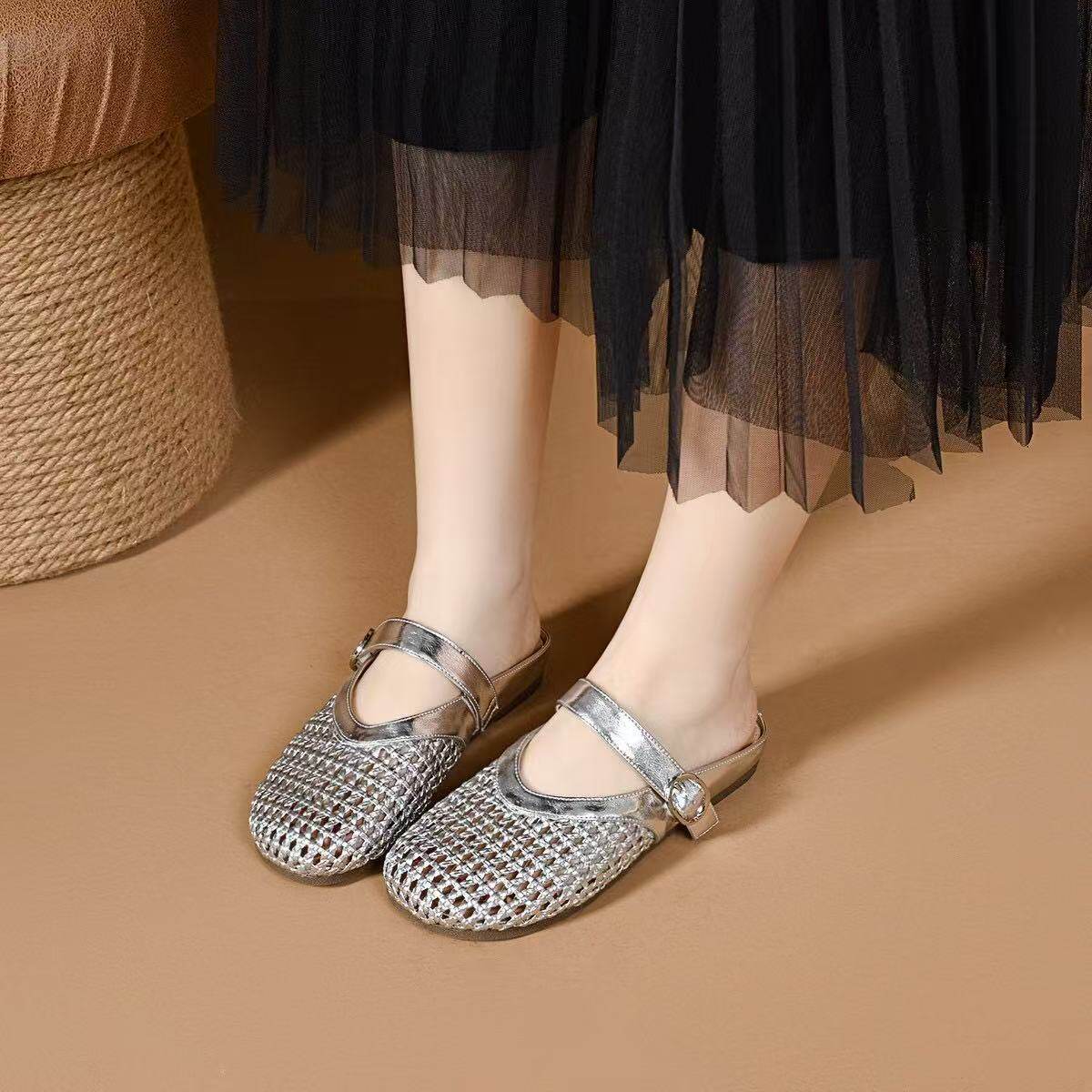 Dép sandal nữ da thật mũi kín đế bệt, quai chữ V đơn giản, mềm chống trượt — màu đen