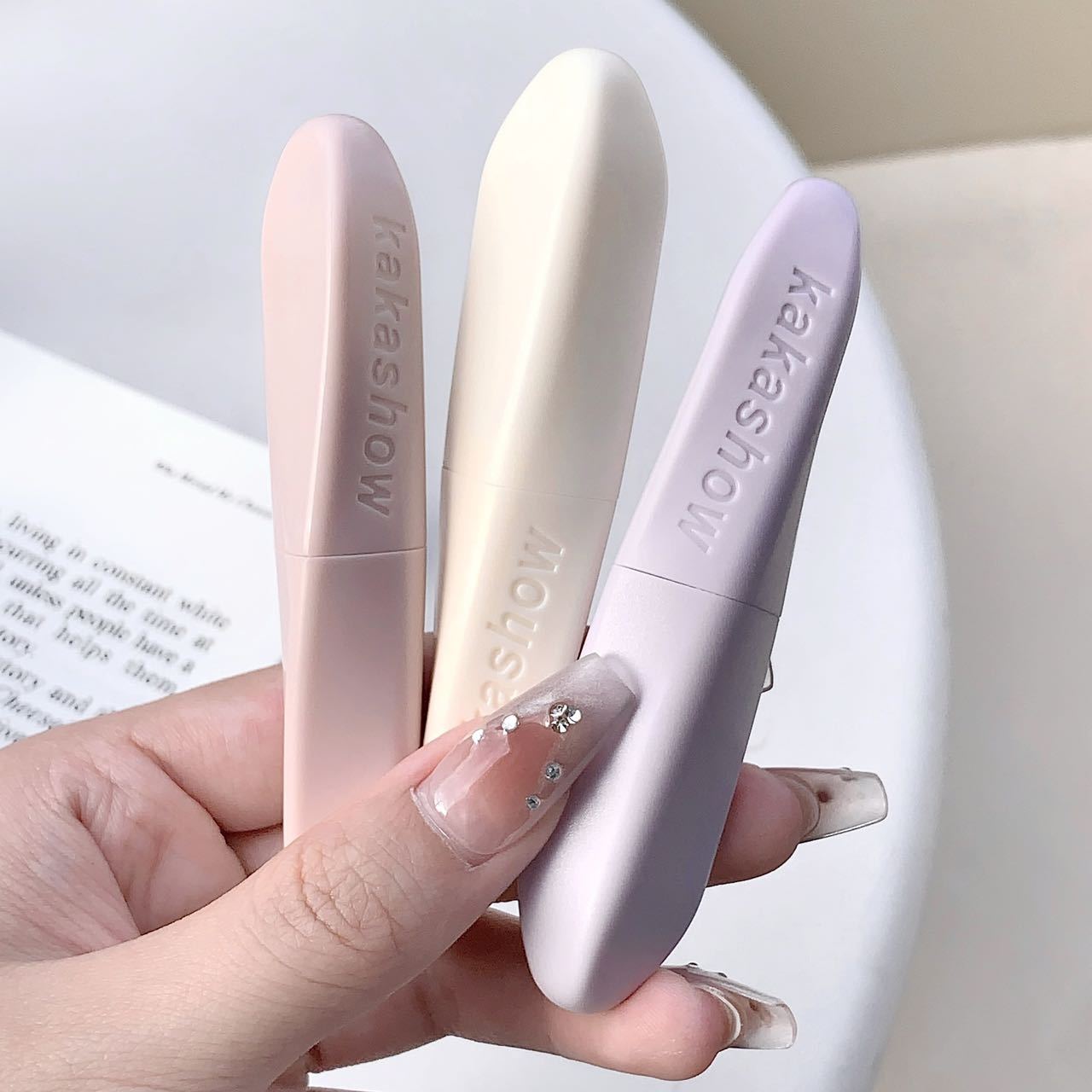 kakashow Lip balm moisturizes, hydrates and hydrates, prevents dryness and cracking, and reduces lip lines. It is a colorless lip balm for lip base undefined