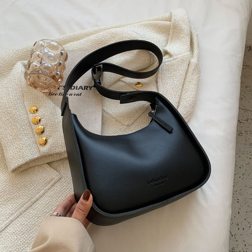 Chic Handbags for Women 2024 Summer New Model Crossbody Small Bags with a Sense of Elegance Fashion Shoulder and Crossbody Underarm Small Square Bags