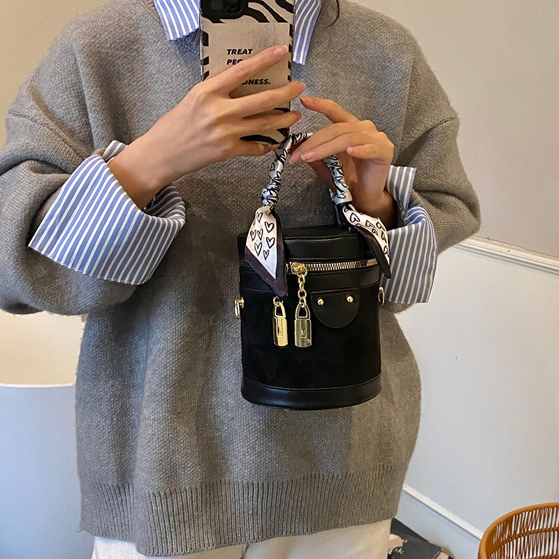 Bolso de hombro retro versátil para mujeres 2025 invierno nuevo nicho zhong mochila texturizado diamante bolso de cubo de mano