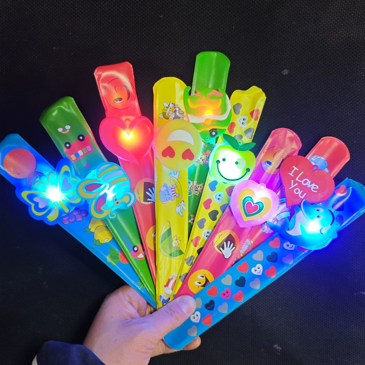 Cartoon glowing clapping circle kindergarten prizes, small gifts, children's toys, small gifts, clapping wristbands