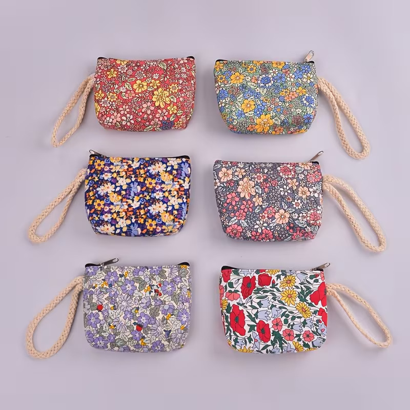 Elegant and Stylish Clutch Bag with High Aesthetic Appeal, Portable for Carrying Small Samples of Cosmetics, Keys, Jewelry, and Earphones
