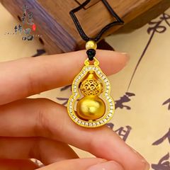 金店の同じタイプの古法沙金には、透かし彫りのヒョウタンのペンダントを入れる時に回転するヒョウタンのペンダントdiy部品があります。