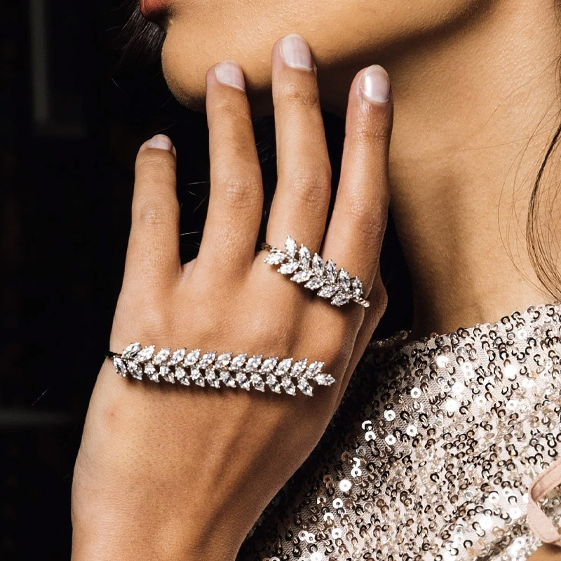 2023 nuevo circón pulsera europea y americana Luz de lujo de alto grado abierto pulsera nupcial todo-juego joyería Bracele