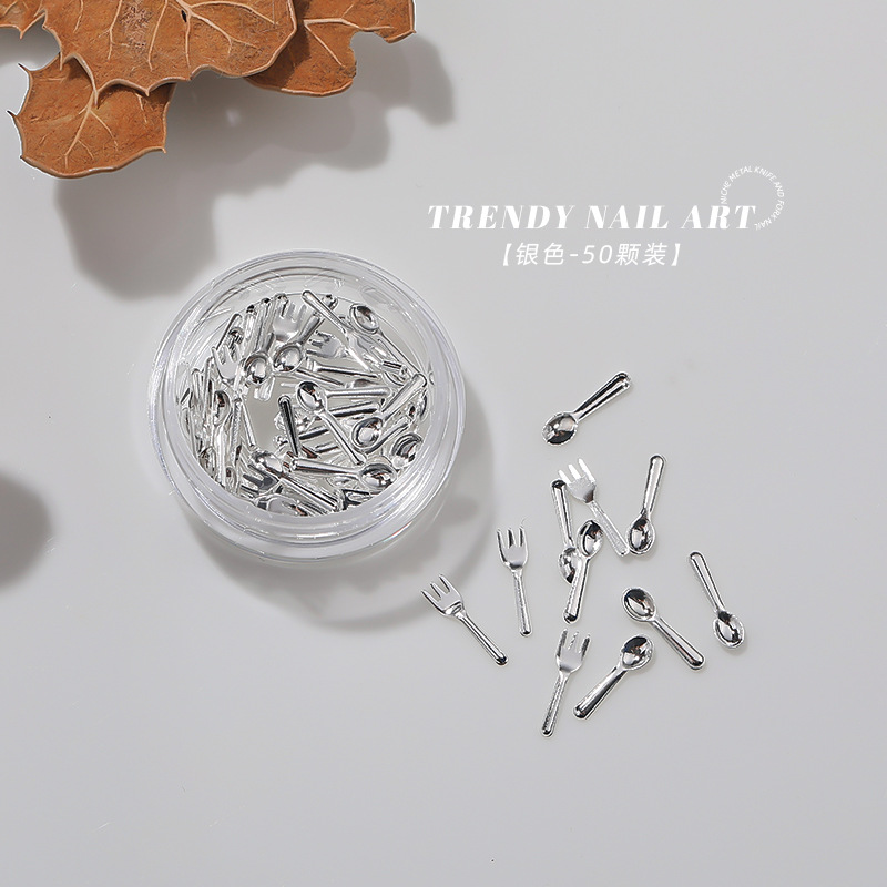 Nueva serie coreana de mini cubiertos nicho cuchillo y tenedor de metal joyas de manicura tenedor y cuchara accesorios al por mayor