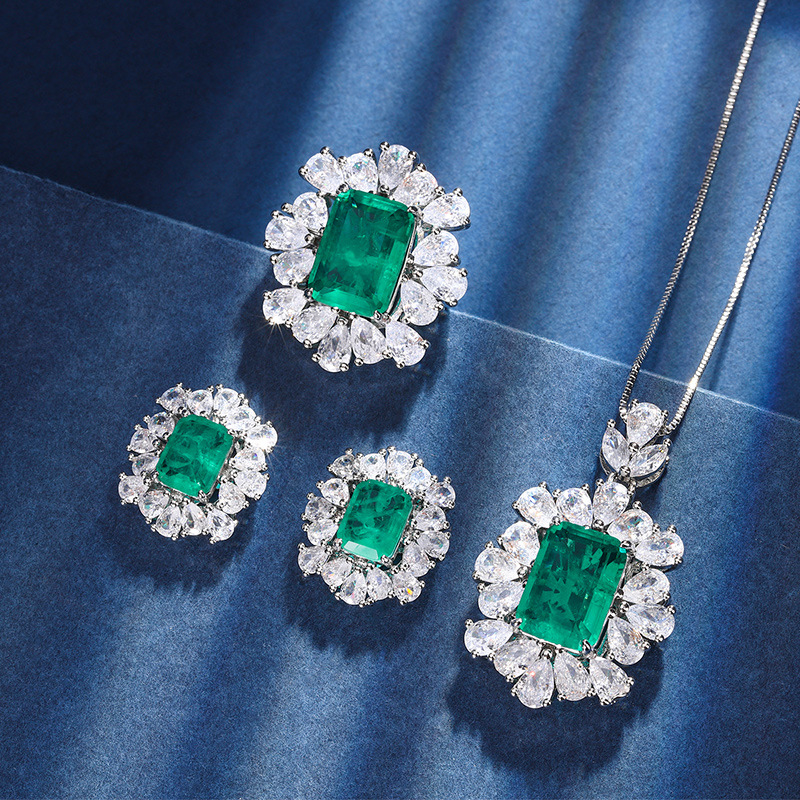 Zhuang Sheng joyería cobre inferior chapado en oro moda simulación Esmeralda temperamento retro colgante traje femenino 10*14-7*9